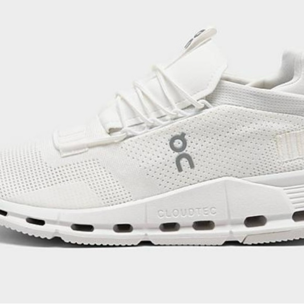 ON CLOUDNOVA RUNNING
SHOES (Women’s Size:7)